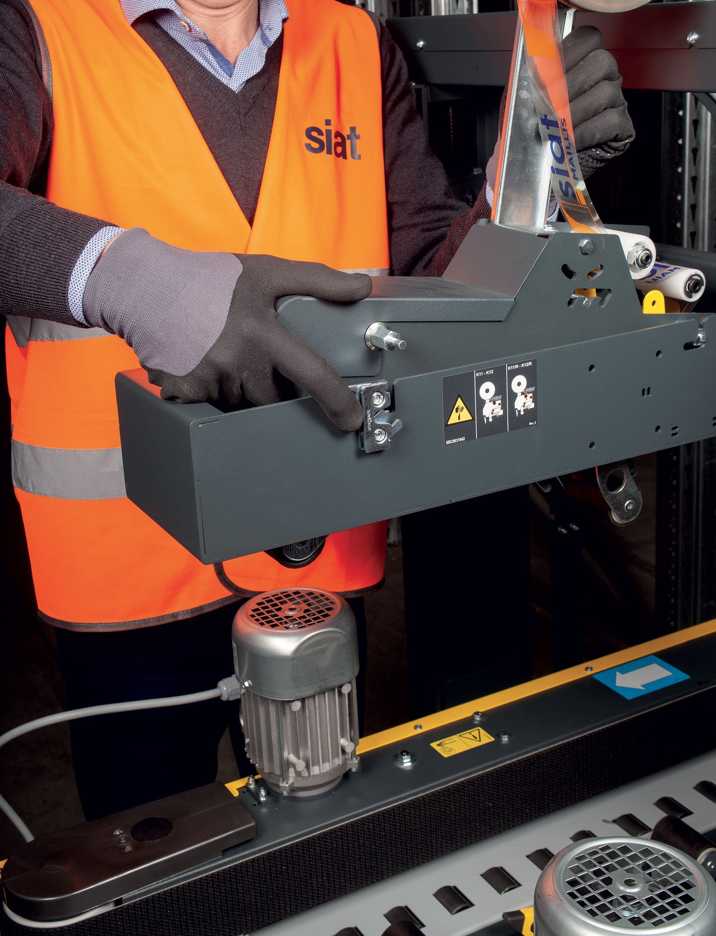 NASTRO-SB™ – L High-Performance Semi-Automatic Case Sealing Machines for Small, Medium, Large, and King Size Fixed Boxes